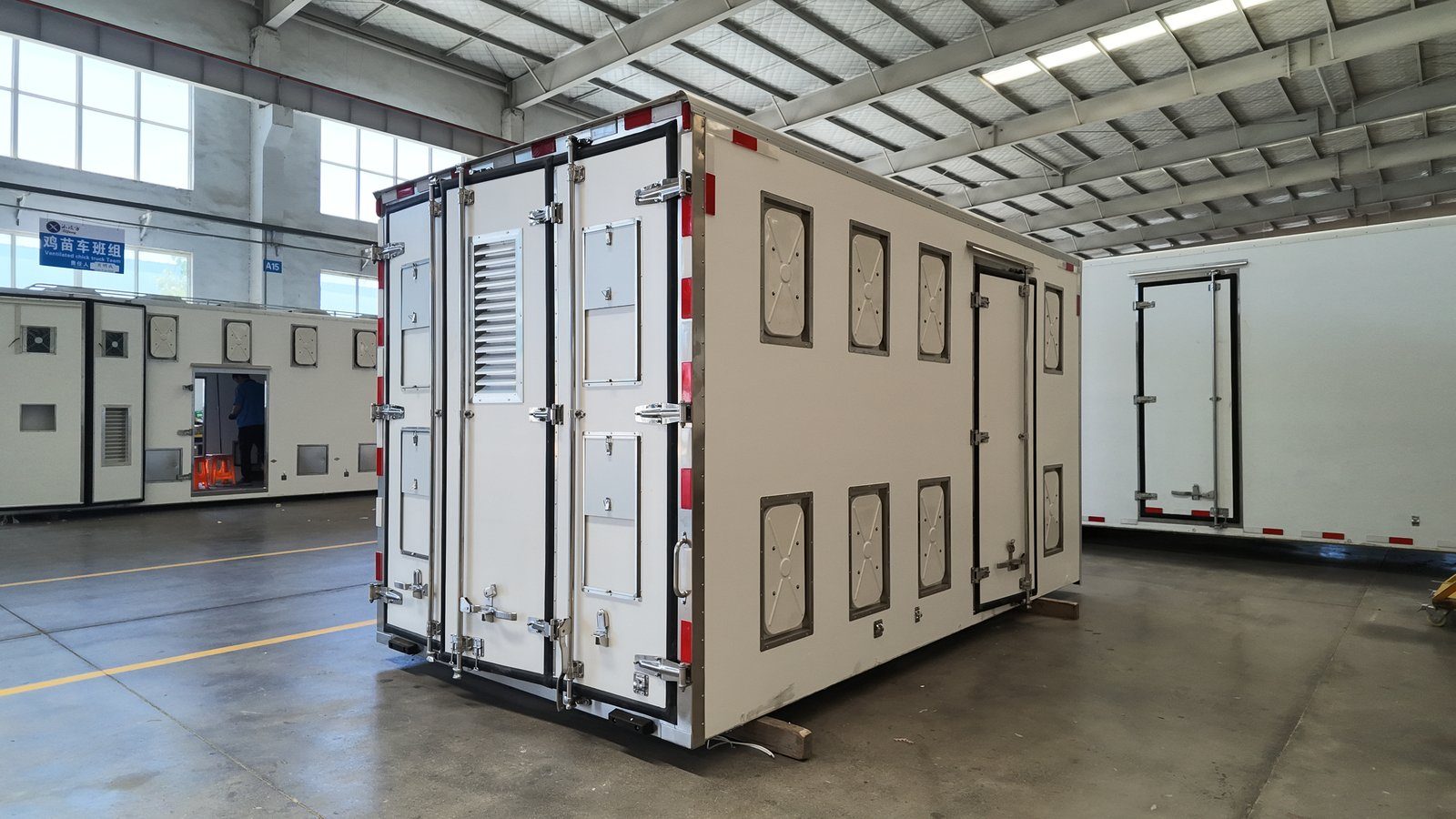 4.2m Chick Transport Truck - 9c21ae37-7892-4ca0-a935-3